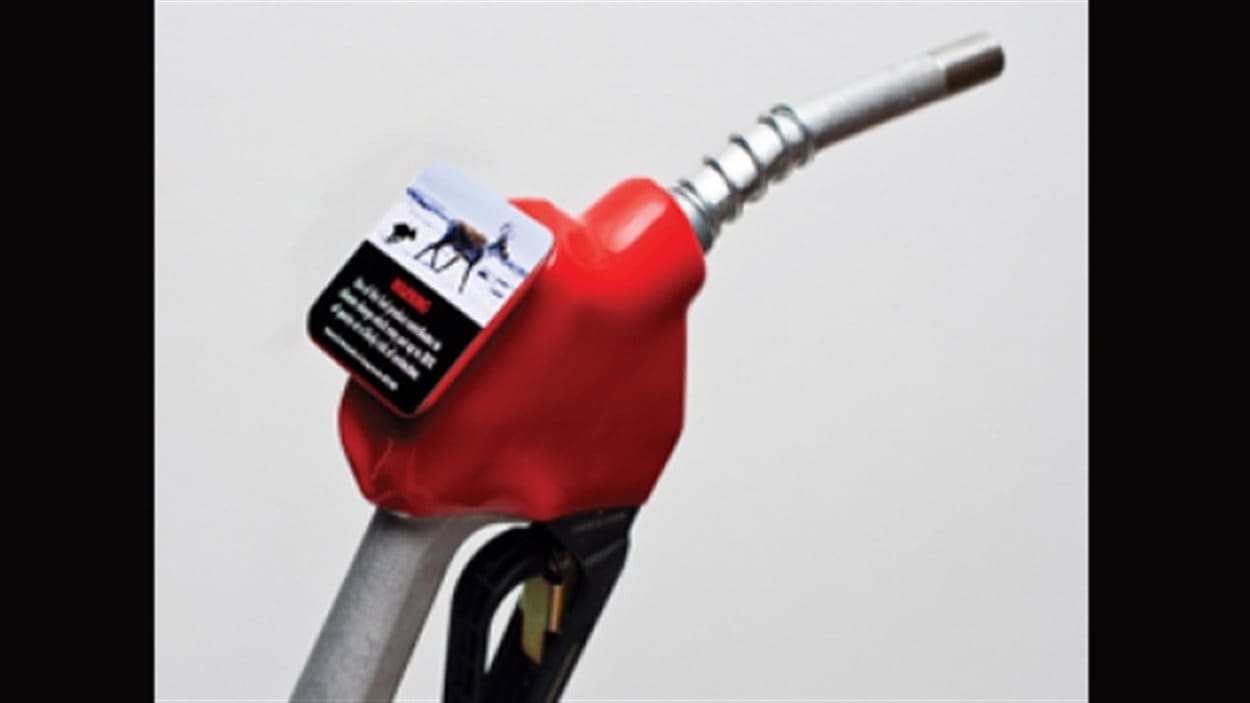 Une pompe à essence équipée d'une étiquette pour lutter contre le changement climatique.