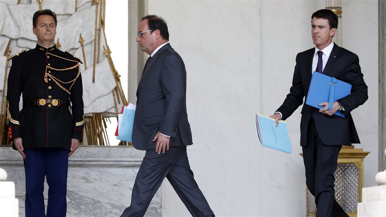 Le président français François Hollande et le premier ministre Manuel Valls quittent le conseil des ministres peu après l'intervention du Raid à Saint-Denis.