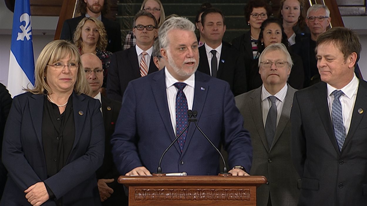 Le premier ministre Philippe Couillard annonce un plan d'action pour contrer l'intimidation.