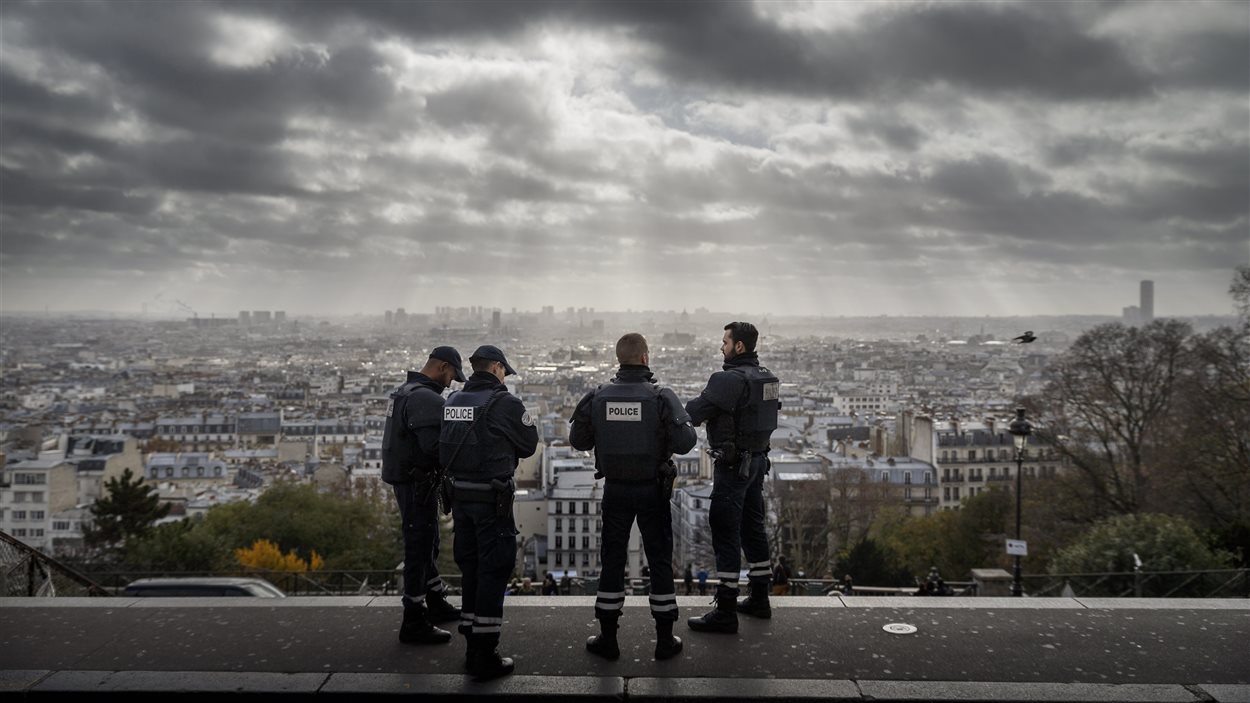 Des policiers montent la garde devant la Basilique du Sacré Coeur de Montmartre à Paris.
