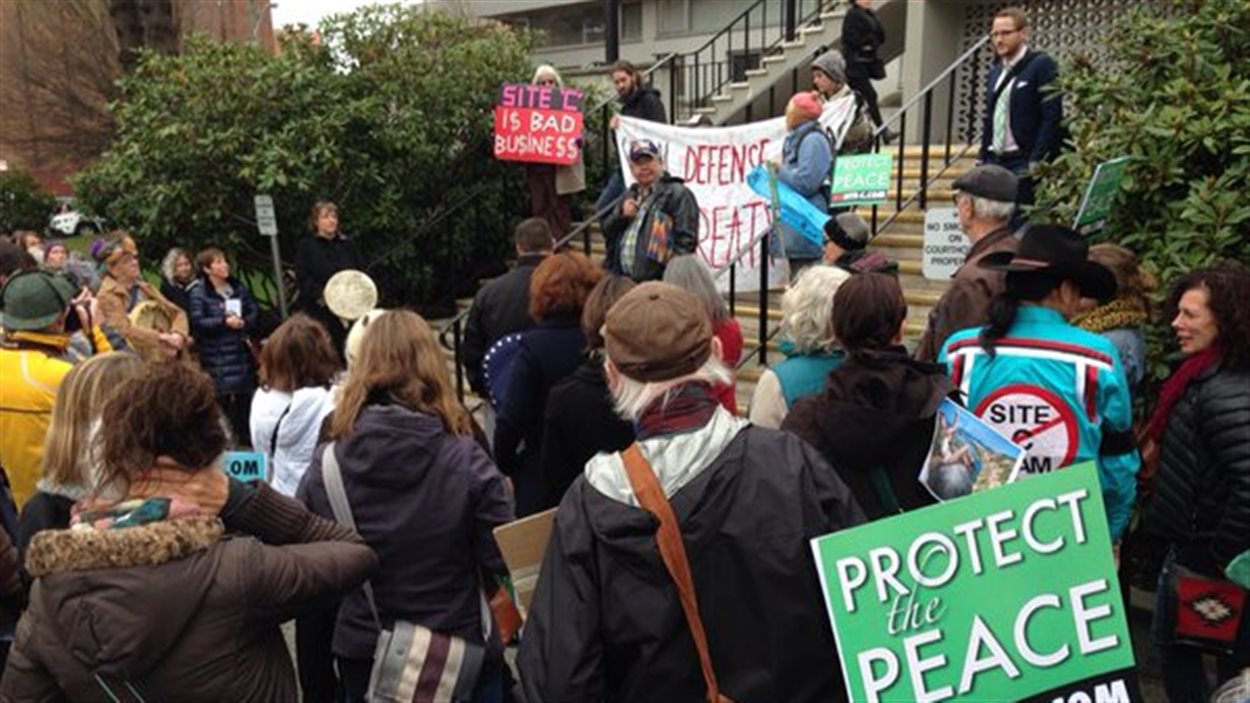 À Victoria, une centaine de manifestants ont démontré leur appui aux Nations du Traité 8 qui contestent les permis du barrage Site C