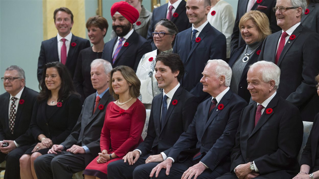 Le premier ministre Justin Trudeau entouré de quelques membres de son cabinet et du gouverneur général David Johnston, le 4 novembre 2015