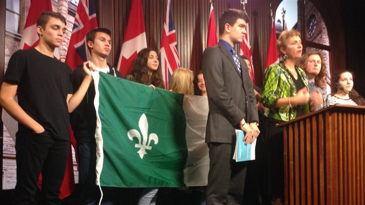 La député France Gélinas est accompagnée de jeunes Franco-Ontariens qui réclament une université francophone en Ontario