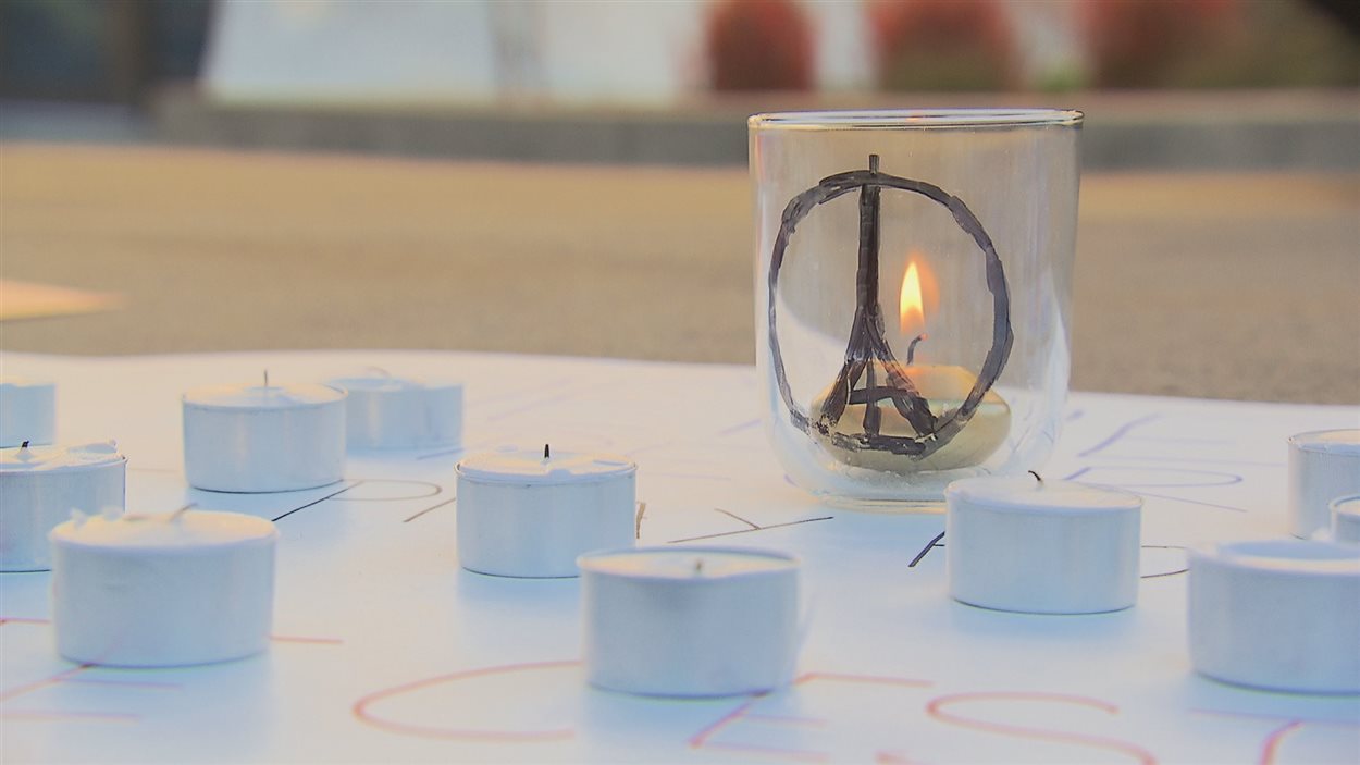 Un lampion allumé en mémoire des victimes des attentats de Paris