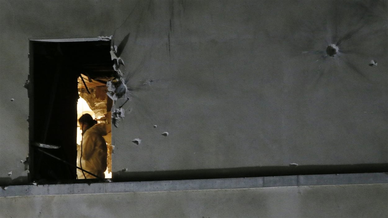 Un médecin légiste inspecte l'appartement où a eu lieu l'attentat-suicide de la jeune femme, à Saint-Denis, le 17 novembre 2015.