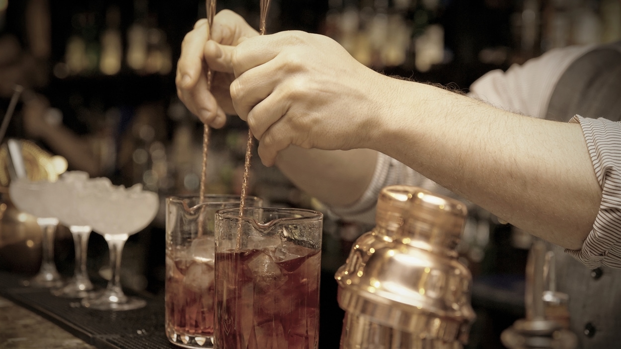 Un barman en pleine création de cocktails
