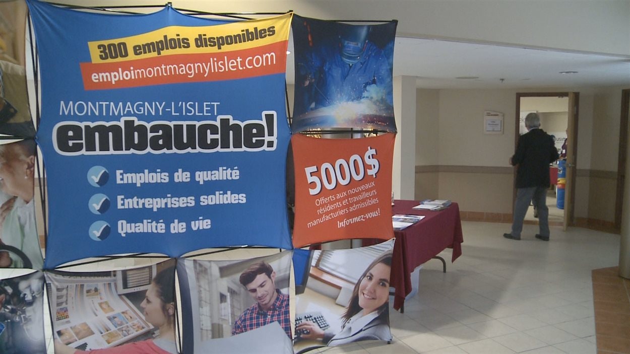 Une foire de l'emploi. Une affiche où il est écrit: «Montmagny-L'Islet embauche!''