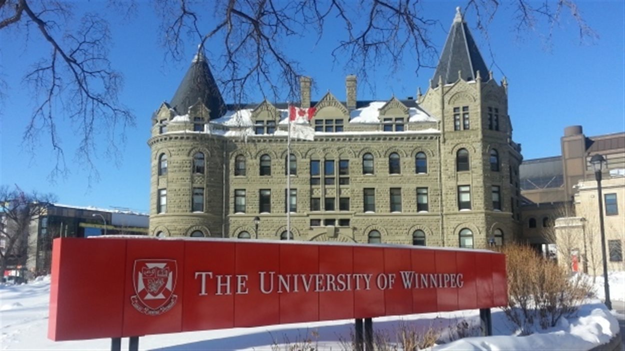 Le sénat de l'Université de Winnipeg a approuvé vendredi un cours obligatoire sur les questions autochtones à partir de la rentrée 2016, en faisant la première université canadienne à prendre une telle décision.