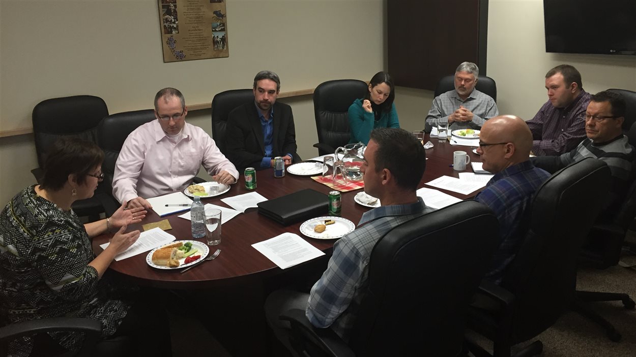 La directrice générale et des commissaires de la CSFTNO rencontrent les candidats de la circonscription Frame Lake, mercredi à Yellowknife.