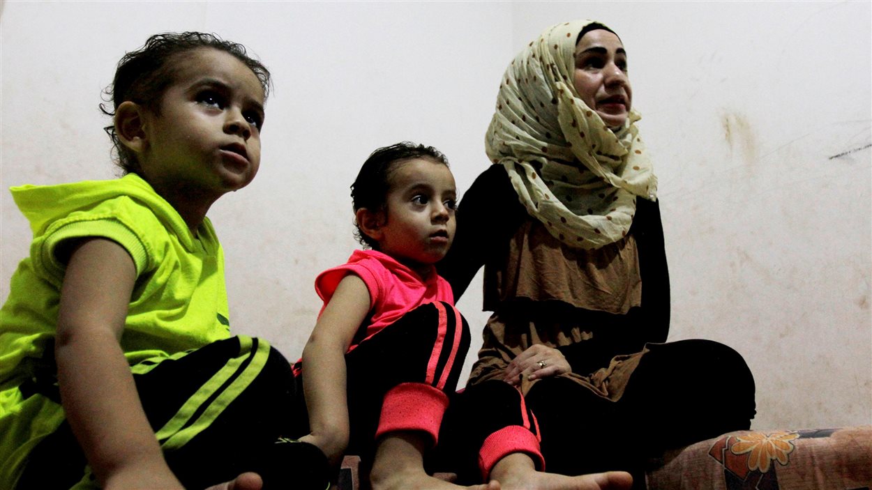Une femme et ses deux enfants dans un camp de réfugiés au Liban.