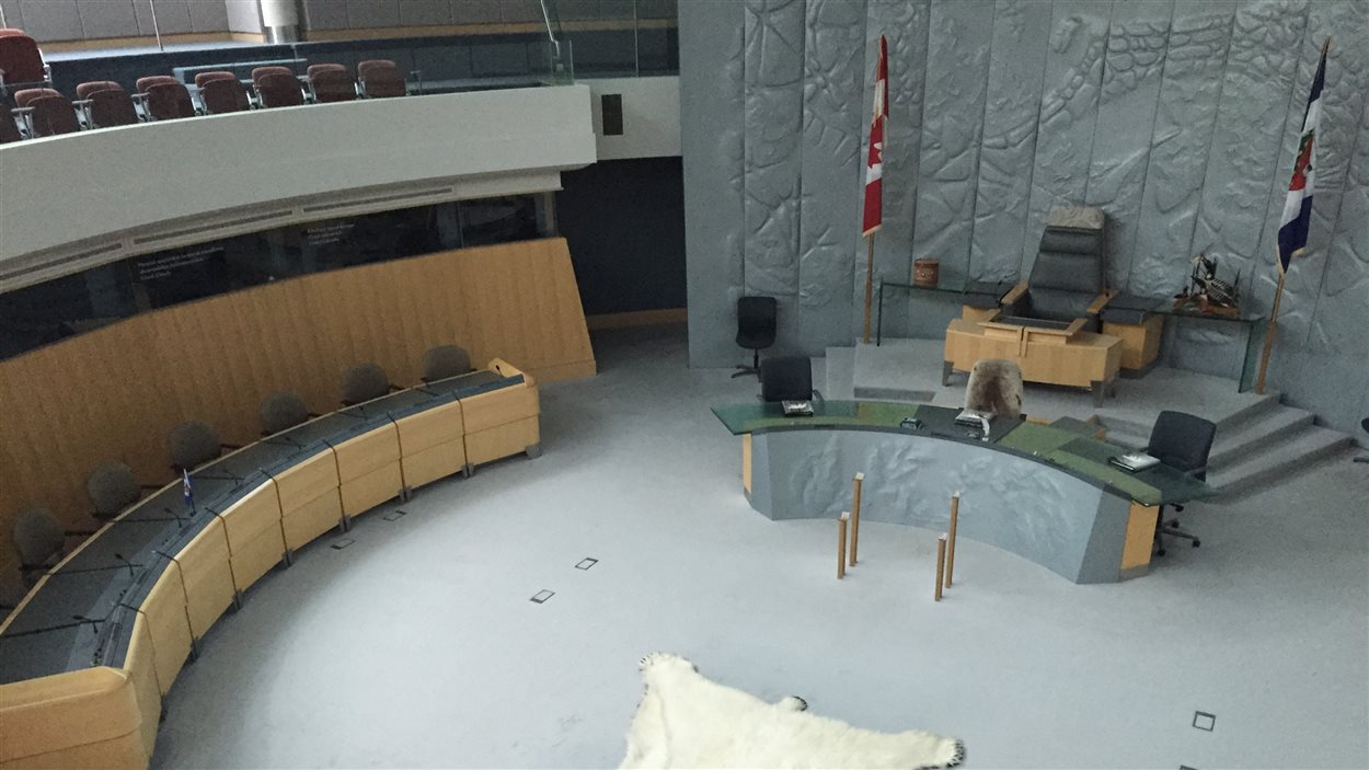 L'intérieur de la Chambre de l'Assemblée législative des Territoires du Nord-Ouest