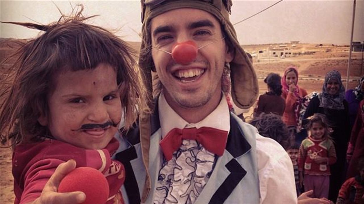 Le clown Guillaume Vermette avec un enfant syrien.