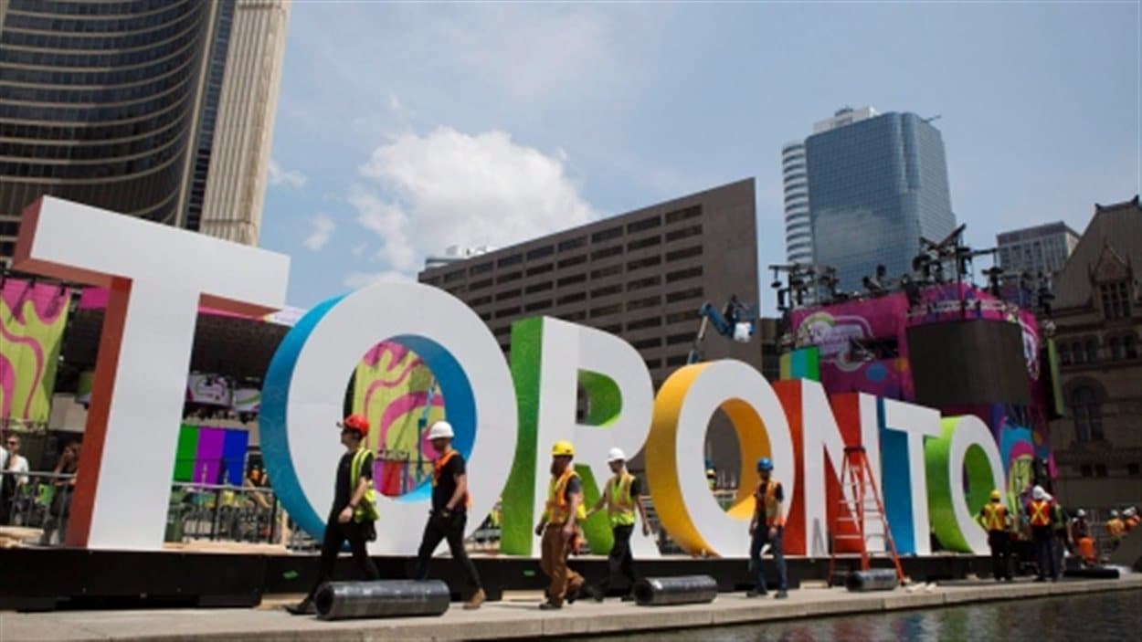 Installation "Toronto" devant l'hôtel de ville