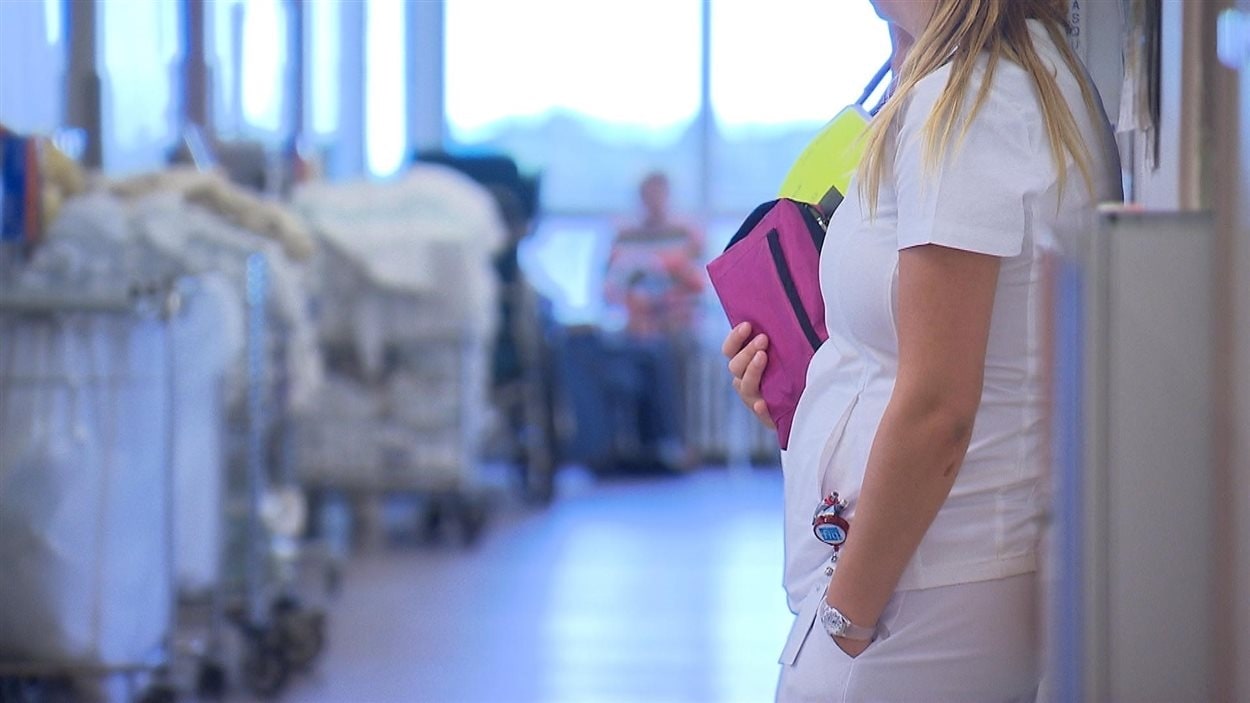 Une infirmière au travail