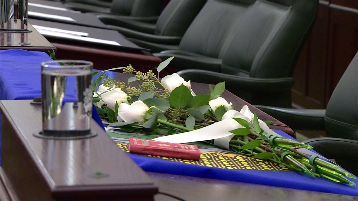 Un bouquet de fleurs sur le siège de Manmeet Bhullar tué lors d'un accident sur l'autoroute 2, entre Calgary et Edmonton, pendant une forte chute de neige.