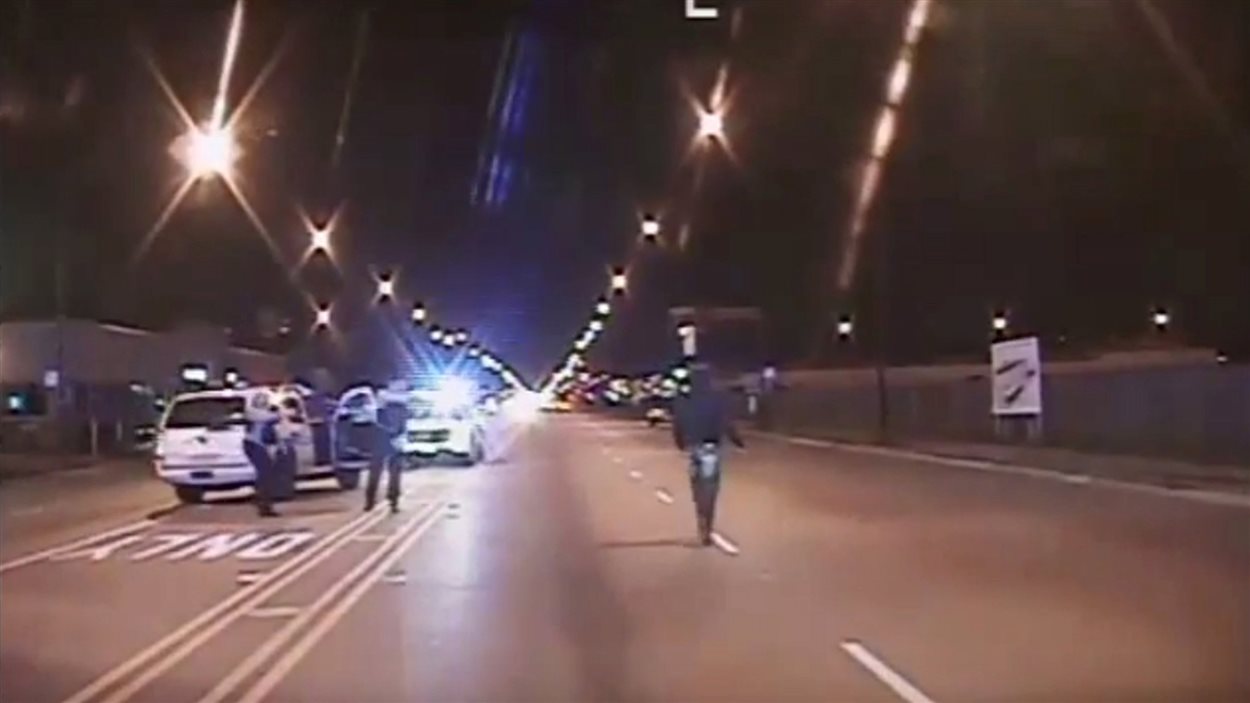 Laquan McDonald marche sur la route quelques instants avant d'être atteint par 16 balles.