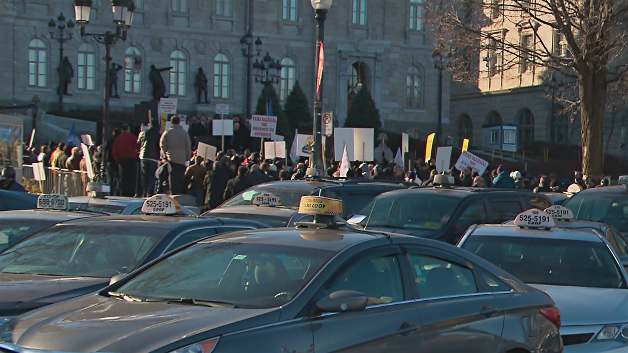Les chauffeurs de taxi manifestent contre UberX.