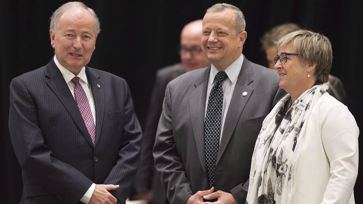 L'ambassadrice du Canada à l'OTAN, Kerry Buck, entourée de l'ex-ministre canadien des affaires étrangères Rob Nicholson et de l'envoyé spécial des États-Unis, le général John R. Allen.