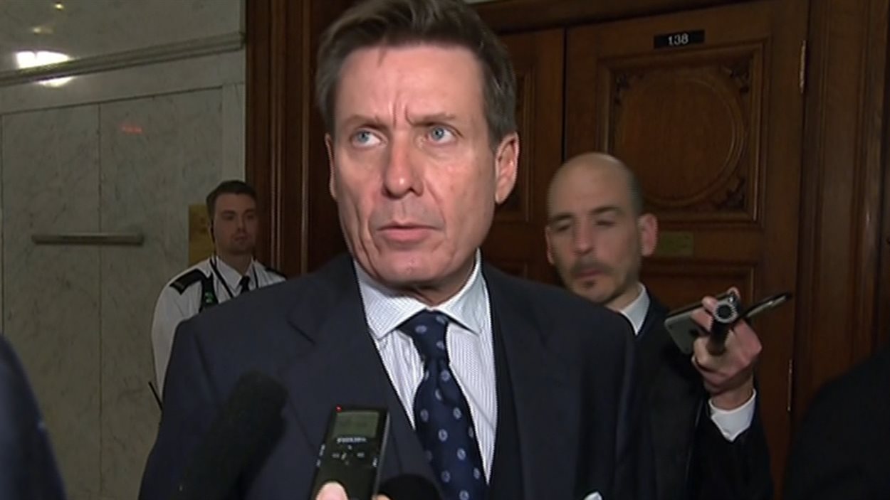 Le ministre Pierre Moreau a répondu aux questions des journalistes sur les réfugiés avant d'entrer en caucus.