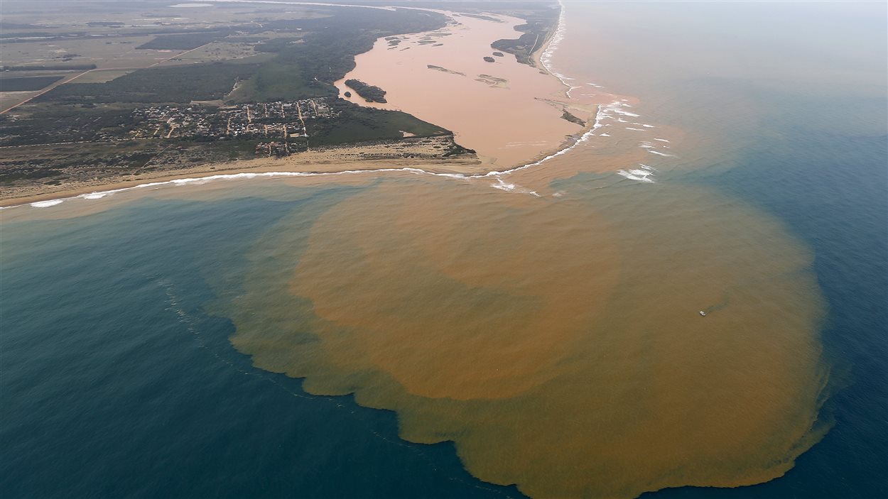 Vue aérienne de la coulée de boue dans le fleuve Rio Dolce suite au déversement du 5 novembre 2015.
