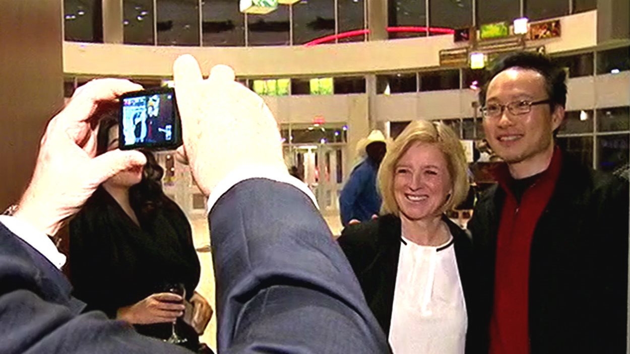 La première ministre Notley à son arrivée au dîner de financement de son parti, jeudi, au Stampede de Calgary.