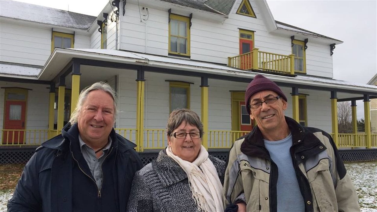 Christian Côté, Sylvie Onraet et Bertin St-Onge font partie du groupe de 5 personnes qui ont acheté le presbytère pour y passer leur retraite.
