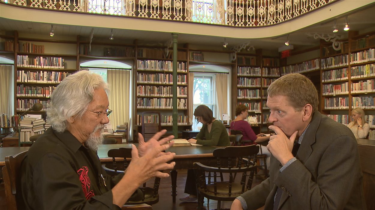 David Suzuki discute avec Alain Crevier, animateur de Second Regard