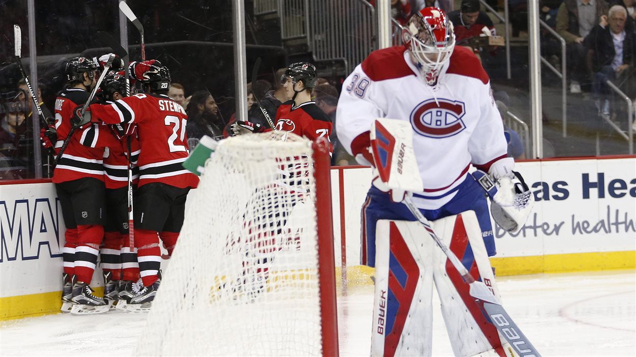 Les Devils célèbrent leur deuxième but à l'endroit de Mike Condon.