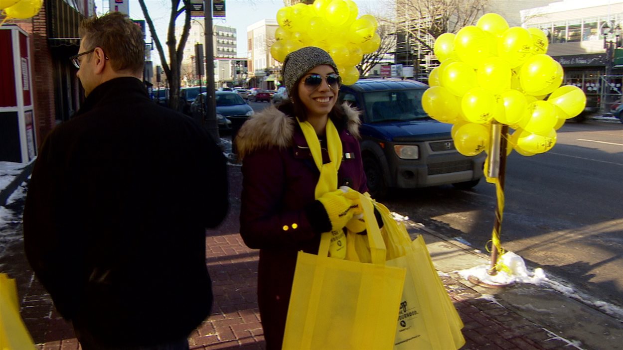 Les passants sont encouragés à dépenser leur argent dans les magasins de quartier à Edmonton.