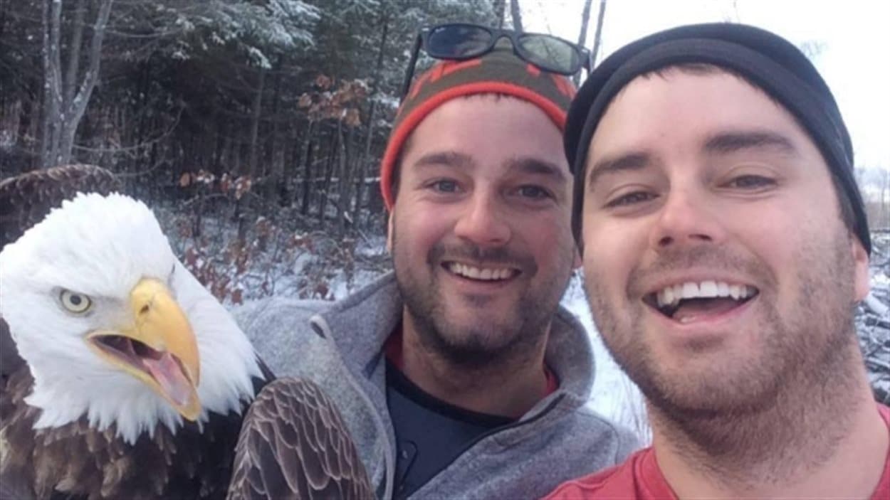 Les frères Fletcher ont pris un égoportrait avec l'aigle qu'ils ont libéré.