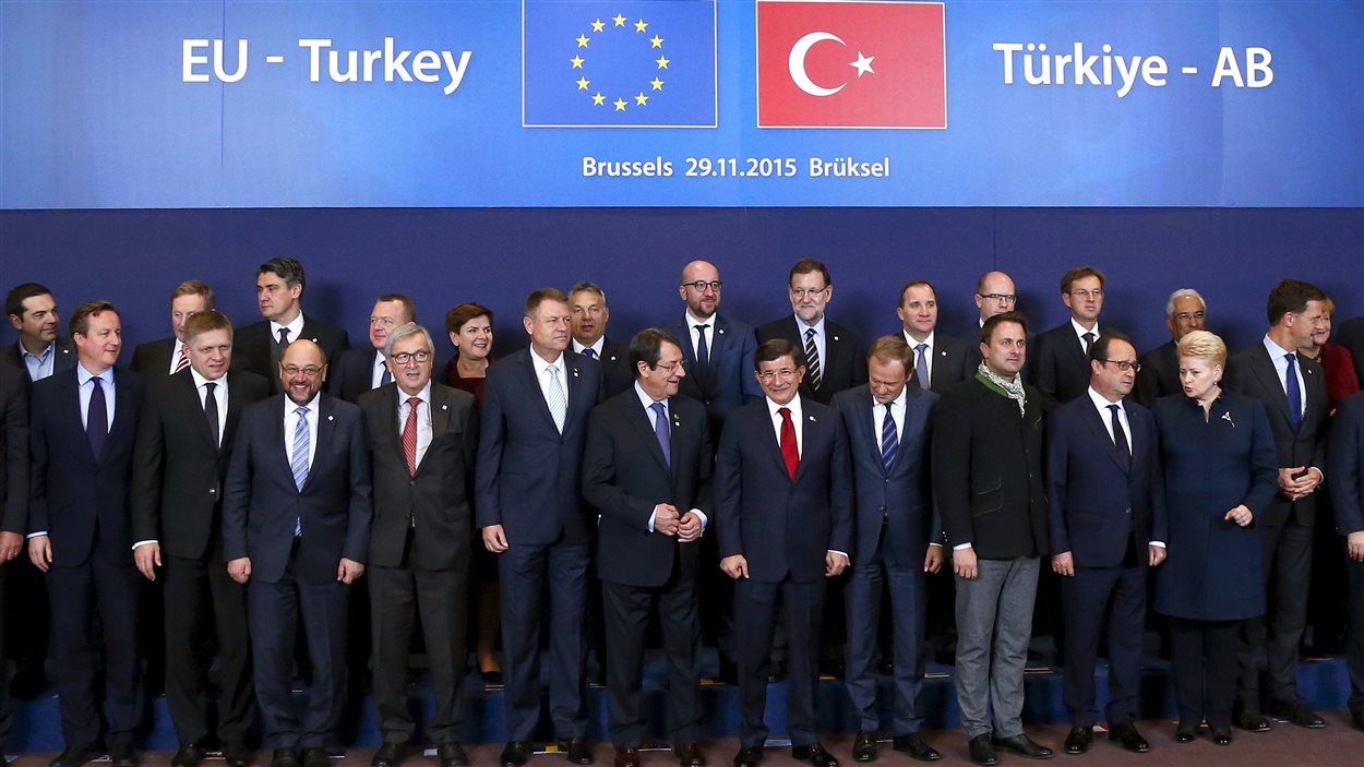 Le premier ministre turc Ahmet Davutoglu, au centre, avec les dirigeants de l'Union européenne. 