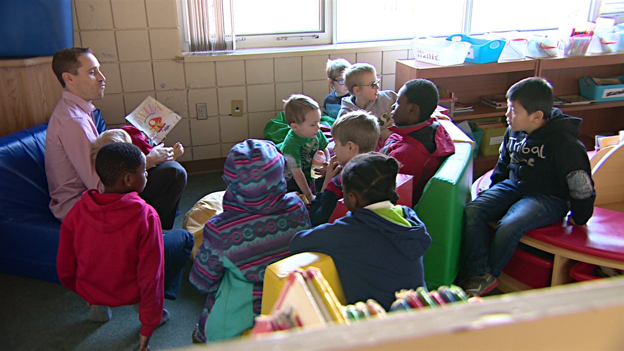 Ce groupe d'enfants participe au « Samedi littératie » à l''École Monseigneur de Laval, à Regina.