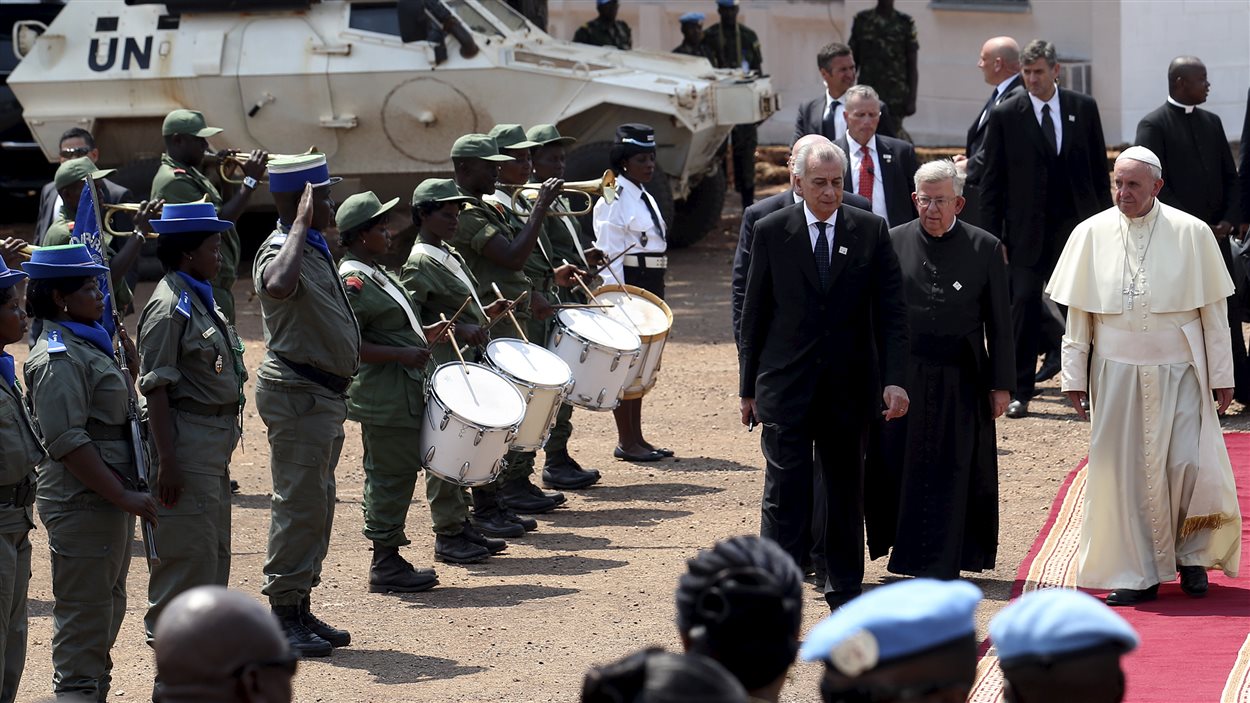 Le pape François arrive au Palais de la Renaissance, à Bangui, pour sa rencontre avec la présidente par intérim, Catherine Samba-Panza. 