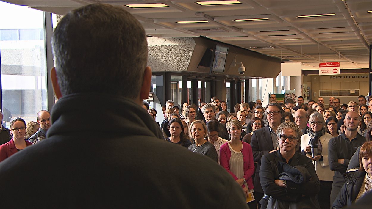 La communauté universitaire dénonce les compressions en éducation dans le hall du pavillon Albert-Tessier à l'UQTR.