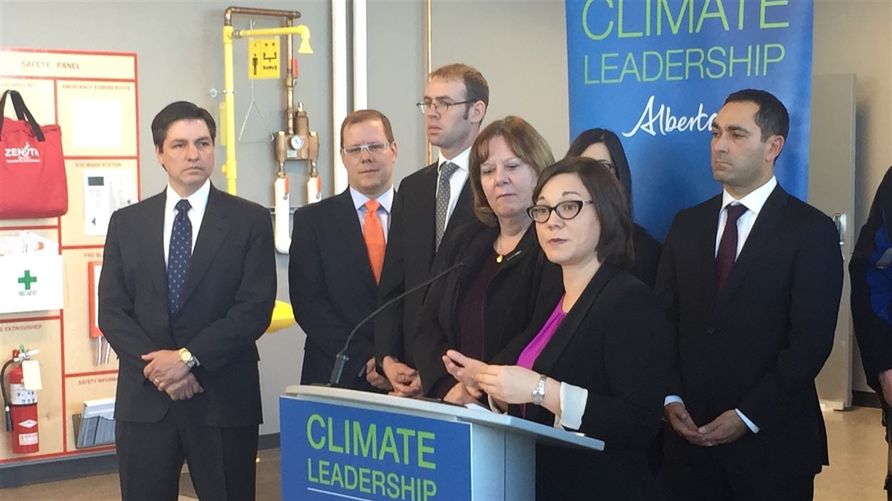 La ministre de l'Environnement de l'Alberta, Shannon Phillips et son homologue de l'Énergie, Margaret McCuaig-Boyd (à sa droite), lors d'une conférence de presse le 30 novembre 2015, à Calgary.