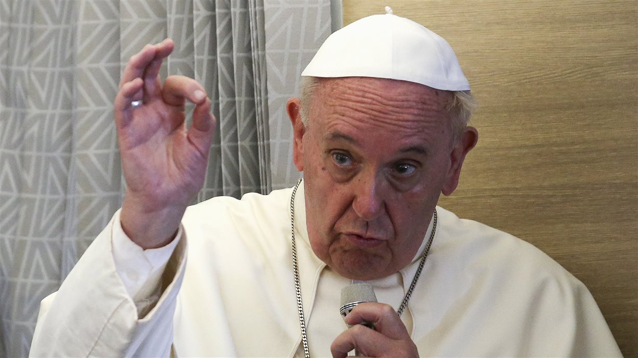 Le pape François s'adresse aux journalistes dans l'avion qui le ramène à Rome après sa tournée africaine.