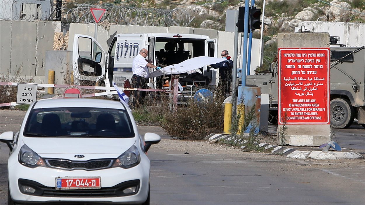 Une palestinienne de 19 ans a été tuée lorsqu'elle a attaqué un soldat israélien avec un couteau.