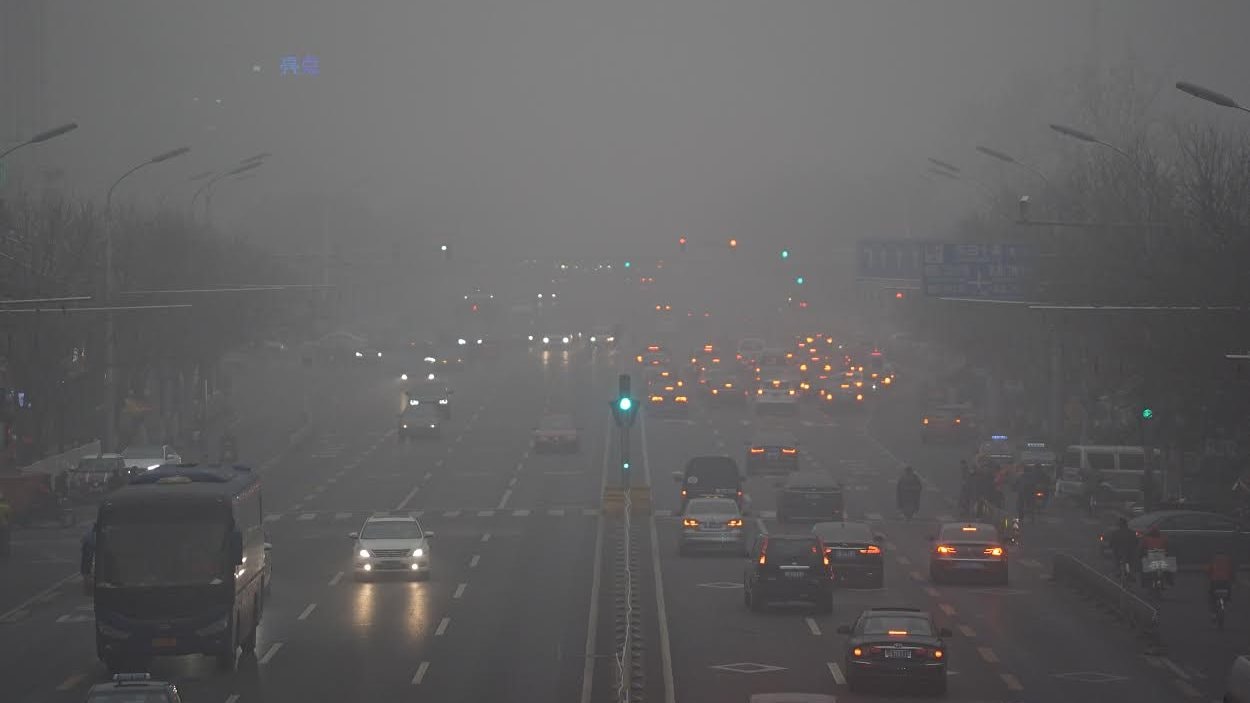 La circulation demeure aussi dense malgré le smog qui recouvre la ville.