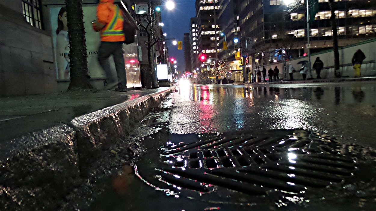 Des trottoirs verglacés au centre-ville d'Ottawa. (fin nov 2015)