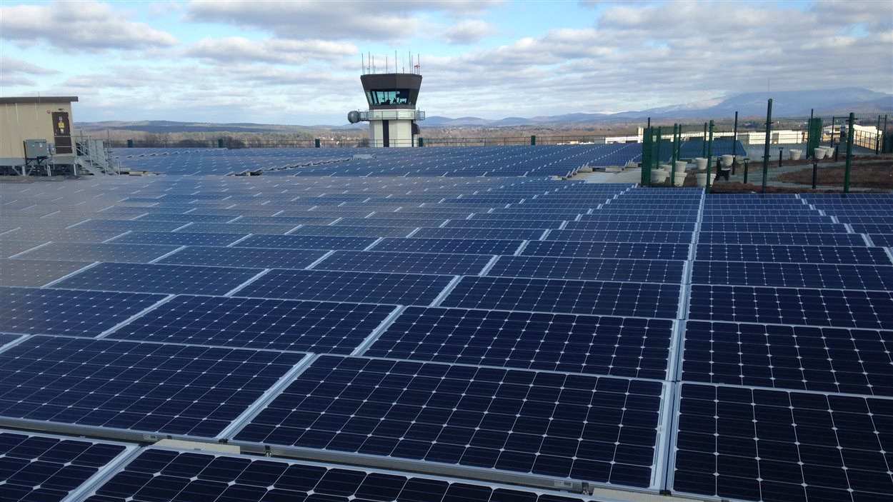 Panneaux solaires à l'aéroport de Burlington.