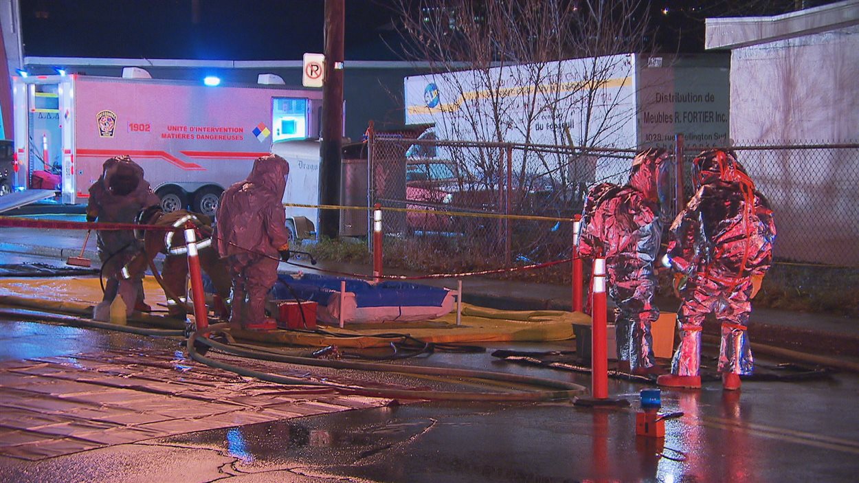 Des membres de l'équipe d'intervention en matières dangereuses de Sherbrooke
