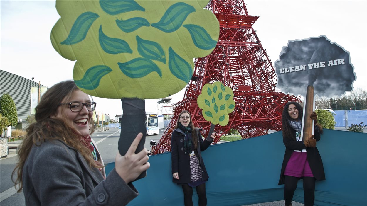 Des membres d'ONG manifestent au Bourget, près de Paris, en marge de la conférence sur le climat, le 5 décembre.