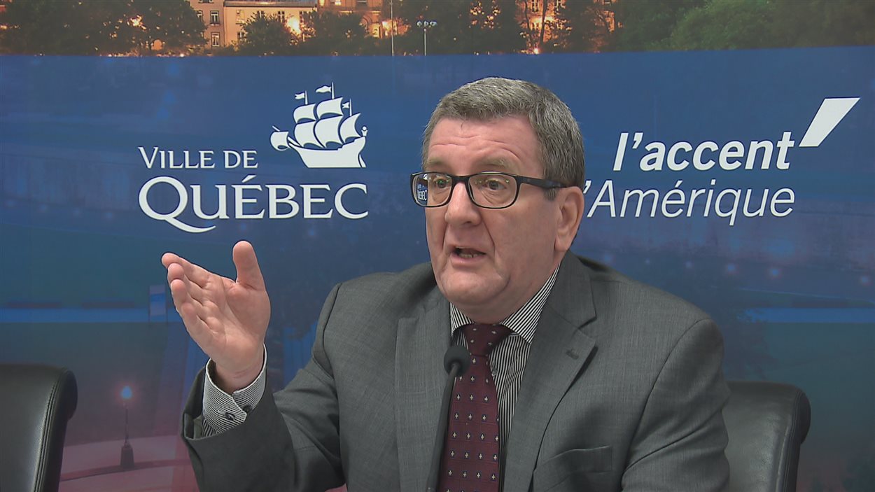 Le maire de Québec Régis Labeaume explique le budget 2016.