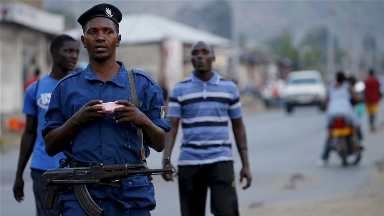 Au Burundi, la police patrouille les rues du quartier de Musaga, dans la capitale Bujumbura, après la sortie des résultats des élections présidentielles.
