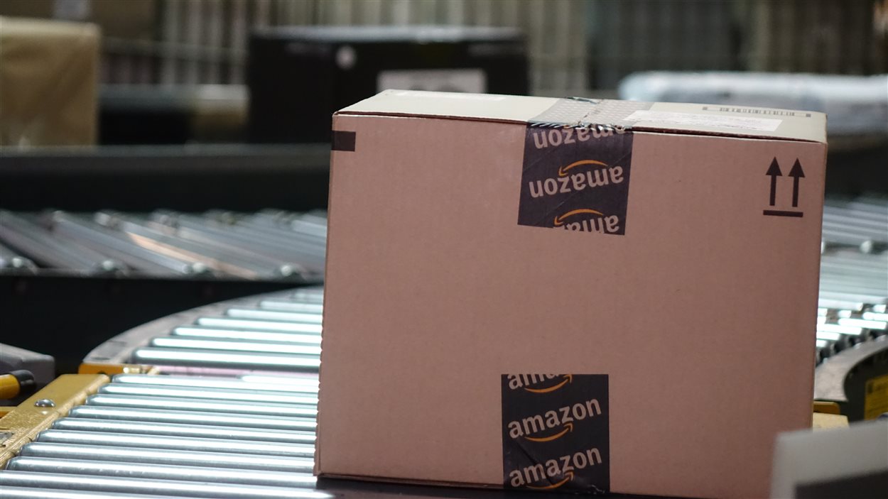 Une boite avec un collant amazon