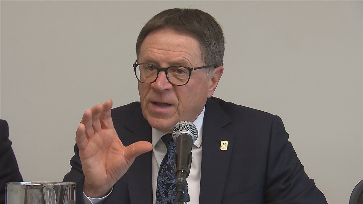 Gilles Lehouillier, mais de Lévis.