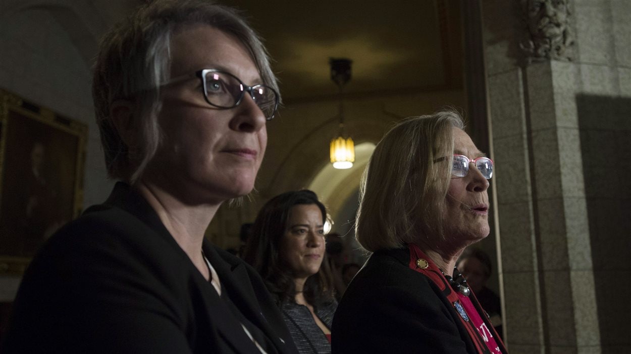 Les ministres Carolyn Bennett, Jody Wilson-Raybould (centre) et Patricia Hajdu s'adressent aux médias lors d'une conférence de presse à Ottawa.