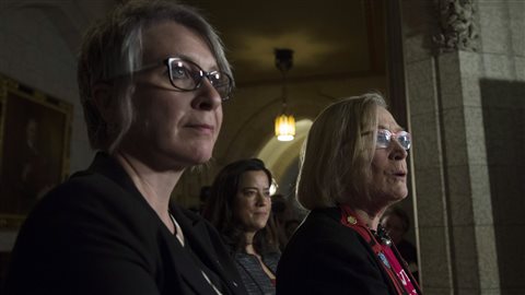 Les ministres Carolyn Bennett, Jody Wilson-Raybould (centre) et Patricia Hajdu s'adressent aux médias lors d'une conférence de presse à Ottawa.