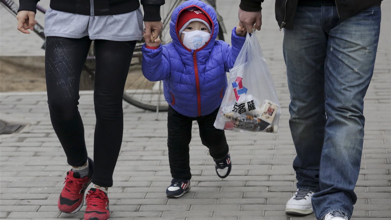 Un enfant porte un masque pour se protéger du smog, dans la capitale chinoise.