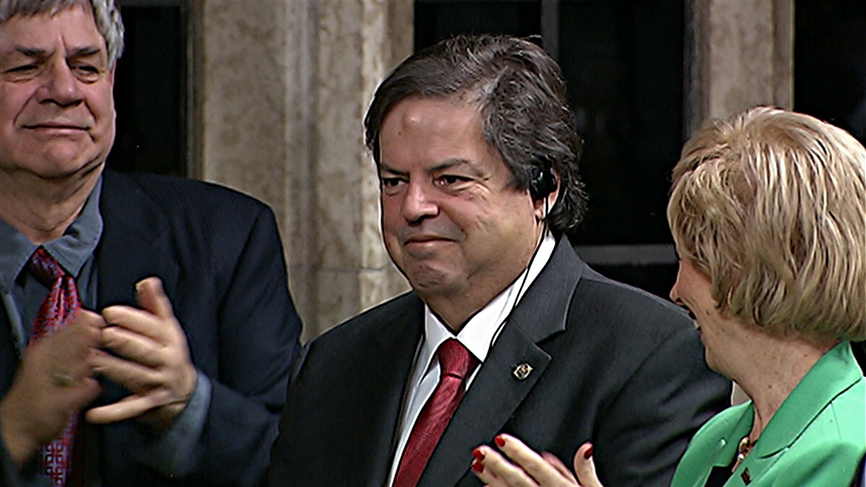 Mauril Bélanger, nommé président honoraire des Communes, est chaudement applaudi par ses collègues. (09-12-15)